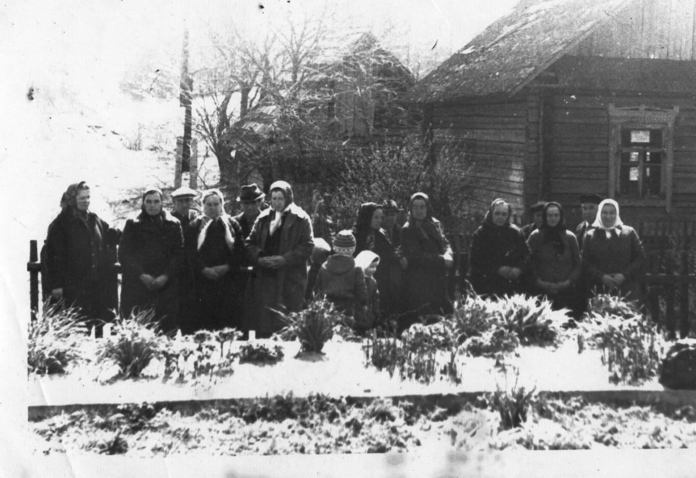 На месте сожжения людей в д.Старинки  Хотенчицкого с\с Фото 1975 года
